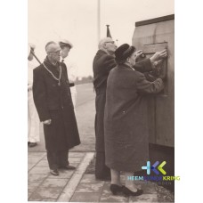 16 Plaquette aanbrengen 1956 Paula Bruns, bm Daalderop
